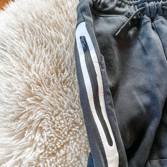 Nike kids sweatpants with side zipper detail - Picture 3 of 5